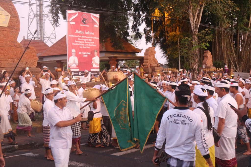 Tradisi Mesalaran atau Metimpugan Tipat Bantal di Area Pura Desa lan Puseh Desa Adat Padang Luwih Desa Dalung